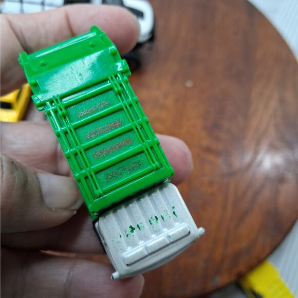 Maisto Diecast 8 Piece Car & Truck Lot Garbage Pickup Trucks - Picture 11 of 16